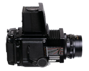 aparat-fotograficzny-mamiya-na-bialym-tle